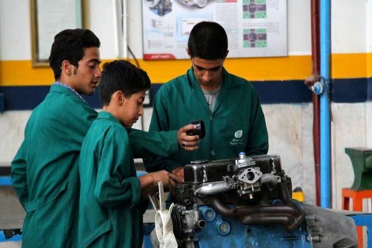مهارت آموزی در دانش آموزان متوسطه اول با ایران مهارت