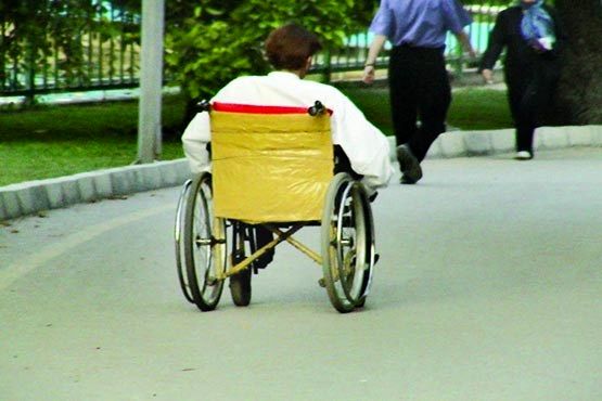 بهزیستی مکلف به پرداخت حق پرستاری به سرپرستان معلولان شد