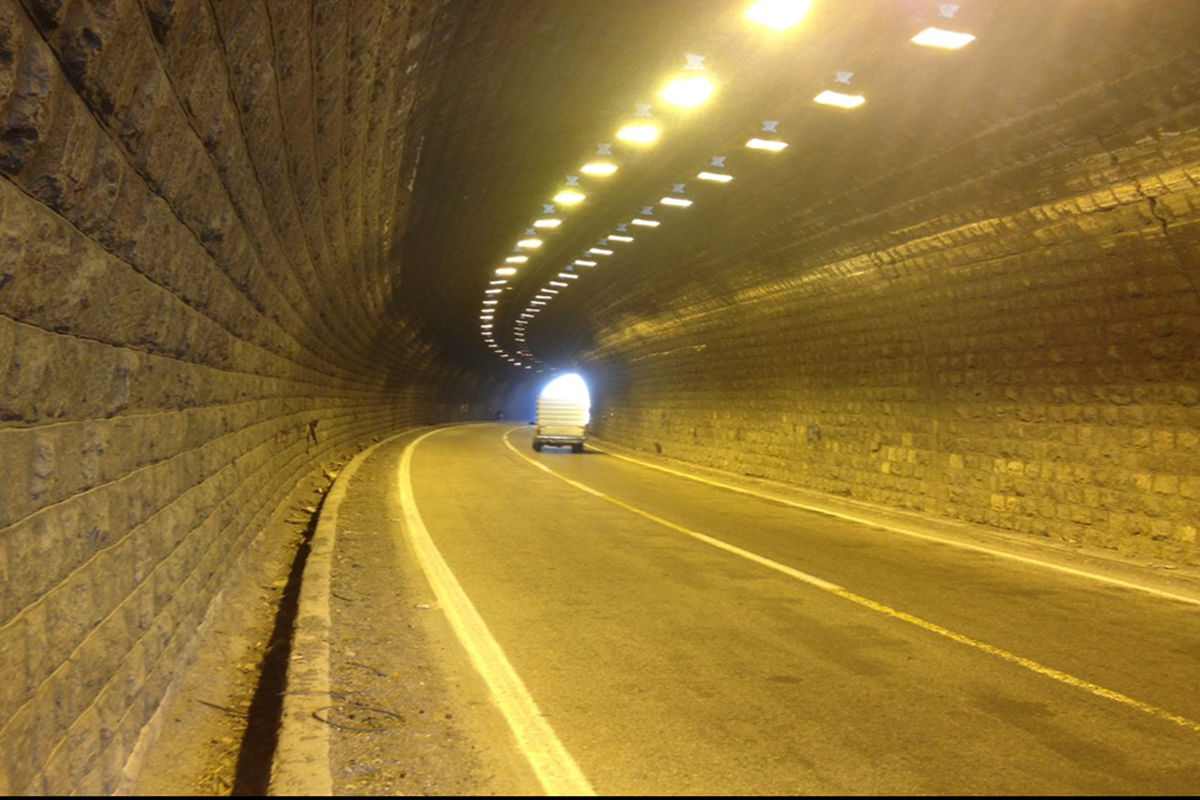 مسدود شدن محور حاجی آباد-بندرعباس در باند برگشت تونل 17 شهریور