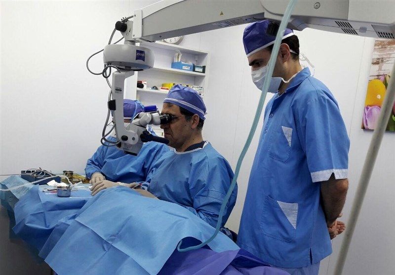 وزیر بهداشت ۱۵ عمل جراحی چشم در دهلران انجام داد