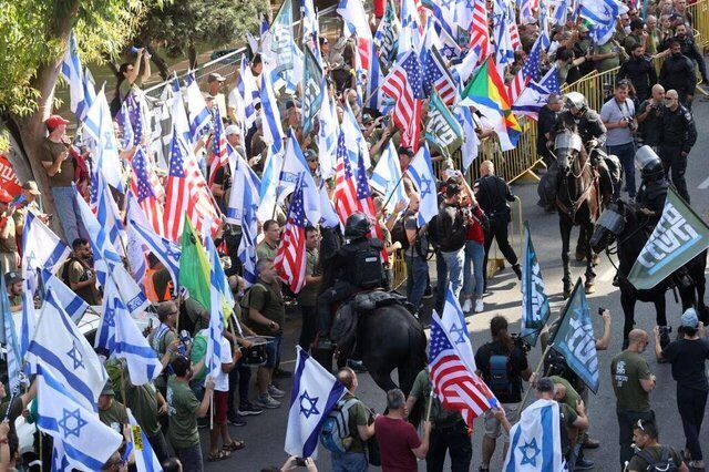 صدها معترض مقابل منزل نتانیاهو تجمع کردند