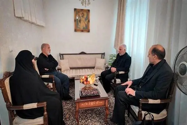 رئیس سازمان زندان‌ها در منزل خانواده شهدای بازداشتگاه اوین حضور یافت