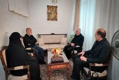 رئیس سازمان زندان‌ها در منزل خانواده شهدای بازداشتگاه اوین حضور یافت