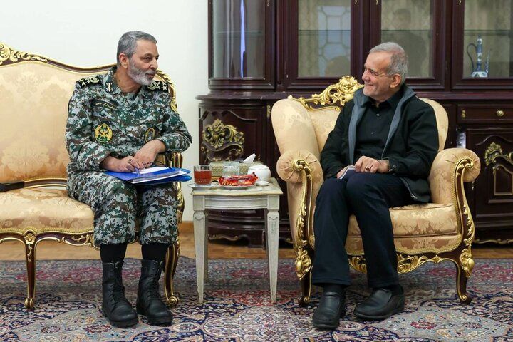 مسعود پزشکیان با فرمانده کل ارتش جمهوری اسلامی ایران دیدار کرد