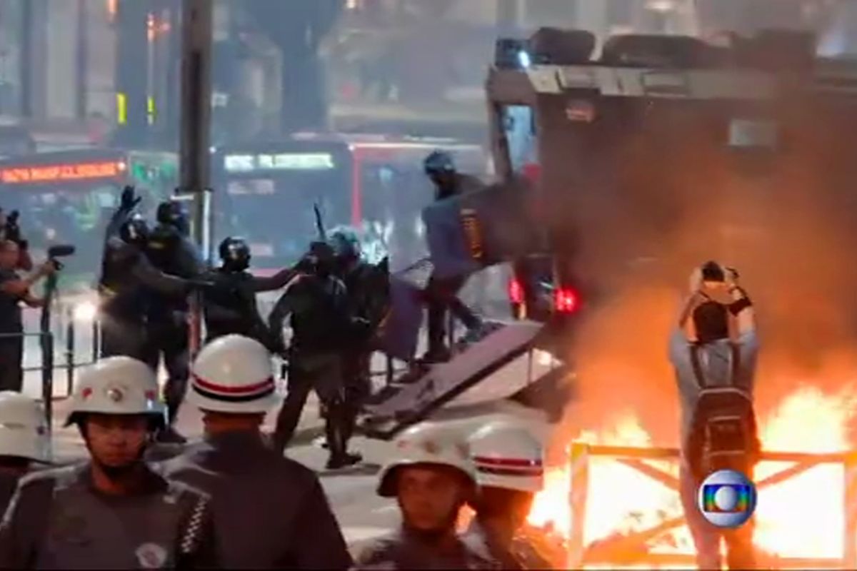 درگیری پلیس برزیل و هواداران دیلما روسف + عکس
