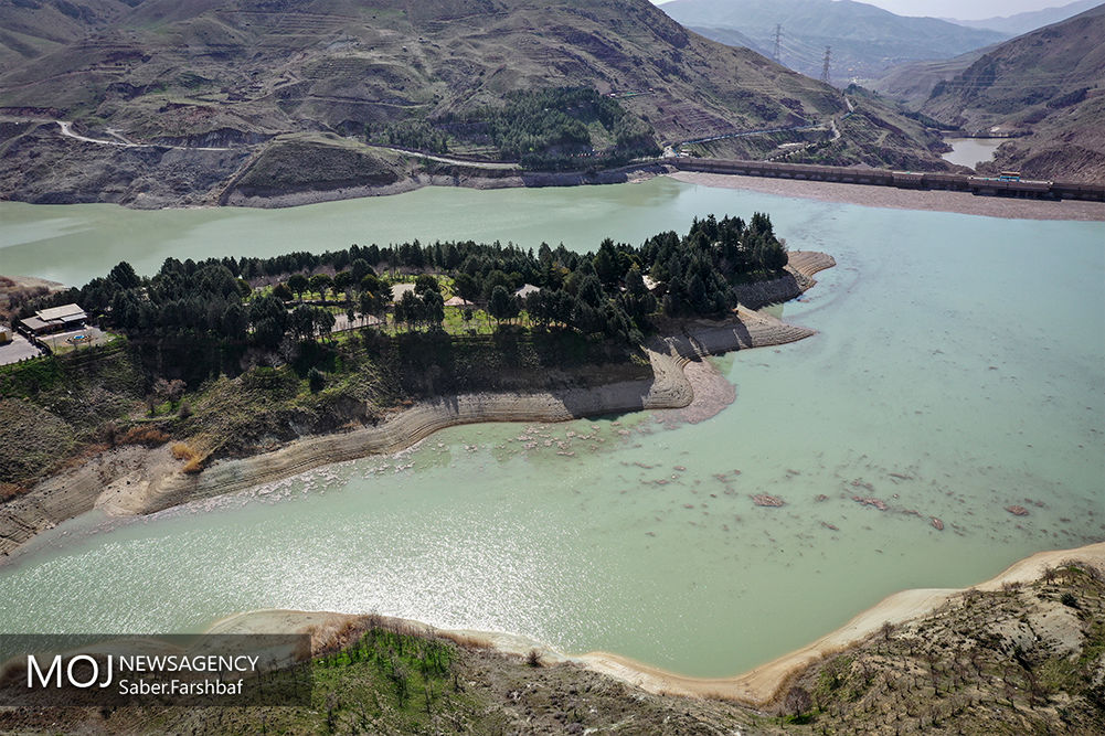 تصاویر تکان‌دهنده از نمایان شدن کف دریاچه سد لتیان