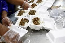 توزیع بیش از۵ هزار پرس غذای گرم در بین عزاداران شهر ورزنه