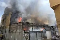 آتش‌سوزی گسترده در انبار لوازم یدکی موتورسیکلت/ ۵ ایستگاه آتش‌نشانی به محل اعزام شدند + فیلم و تصاویر
