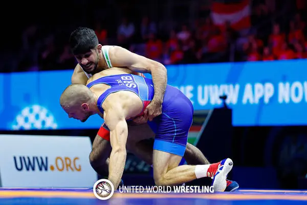 شمسی‌پور و محمدی به نیمه نهایی قهرمانی کشتی فرنگی جوانان جهان صعود کردند