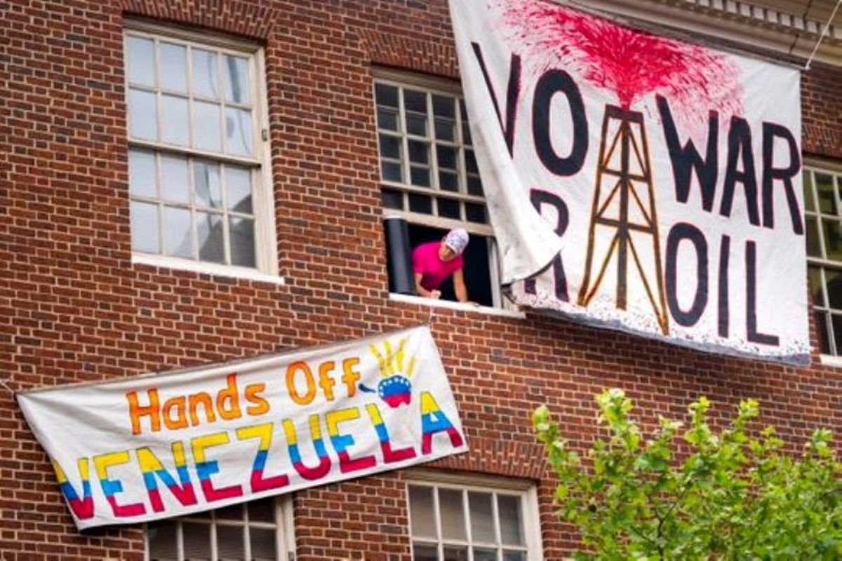  پرچم ونزوئلا بر فراز سفارتخانه این کشور در آمریکا نصب شد