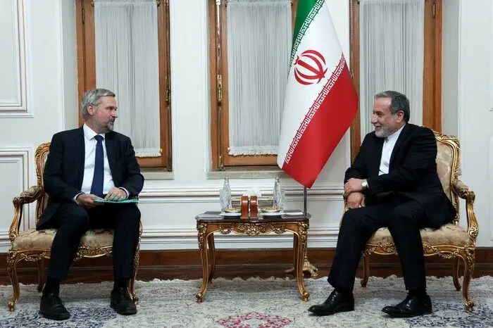 رونوشت استوارنامه سفرای جدید سوئیس و اندونزی به عراقچی تقدیم شد