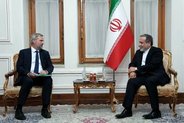 رونوشت استوارنامه سفرای جدید سوئیس و اندونزی به عراقچی تقدیم شد