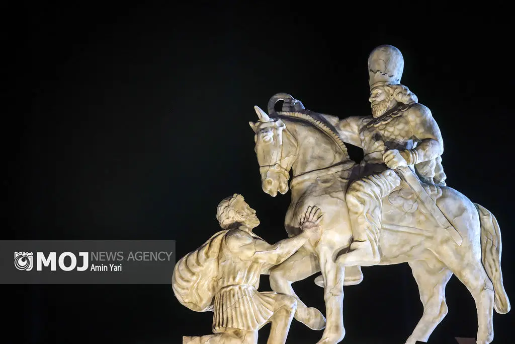 رونمایی از مجسمه «زانو زنندگان برابر ایران»