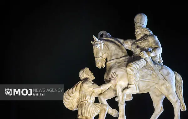 رونمایی از مجسمه «زانو زنندگان برابر ایران»