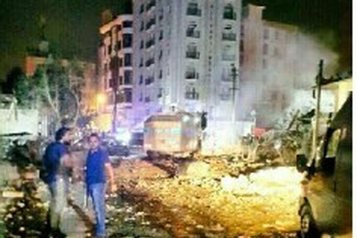 تردد آمبولانس ها در محل انفجار تروریستی در وان ترکیه ادامه دارد