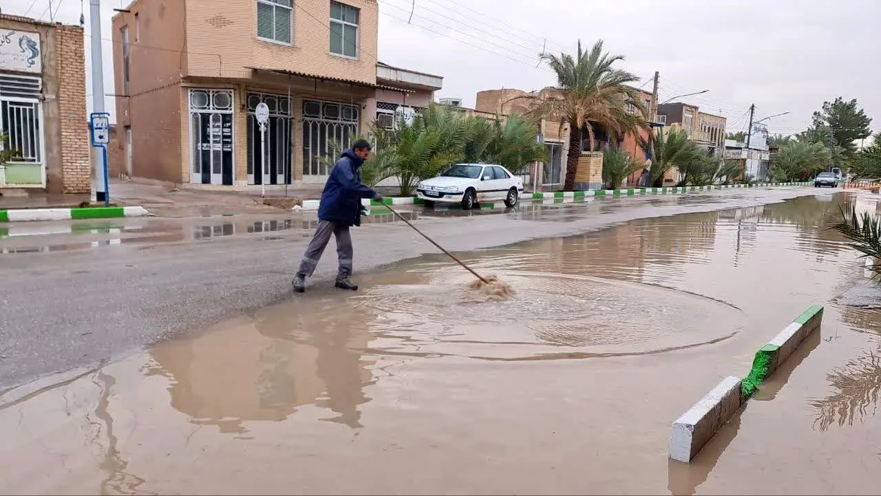 بارش شدید باران و جاری شدن سیلاب در معابر شهر خور