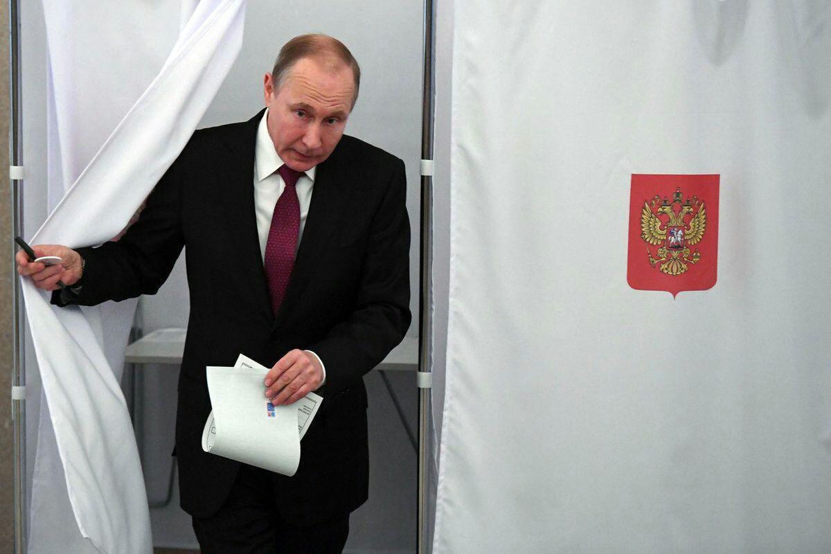 پوتین رای خود را به صندوق انداخت
