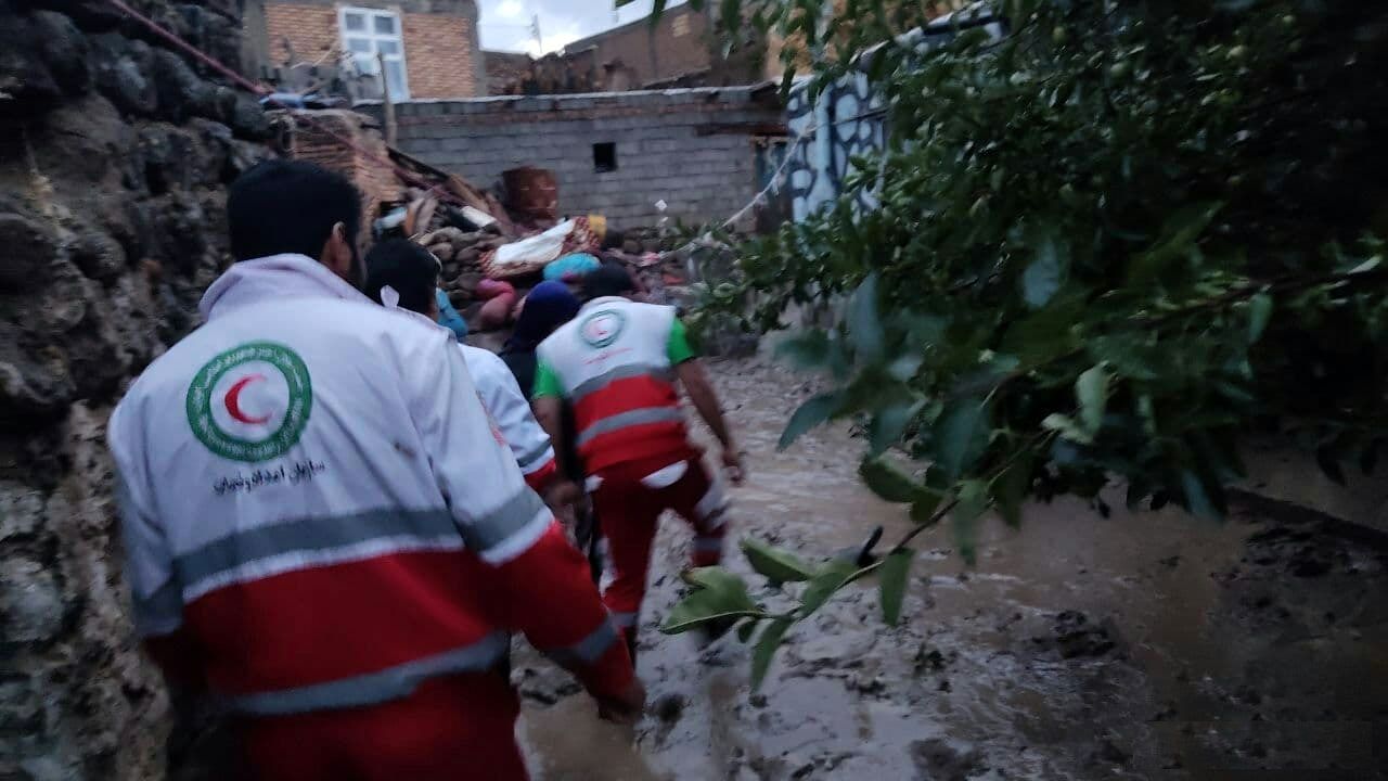 حادثه دیدگان سیل در مشگین شهر امدادرسانی شدند