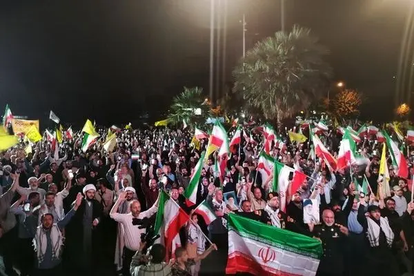 مردم در خیابان‌های تهران برای حمایت از مدافعان کشور به خیابان‌ها آمدند