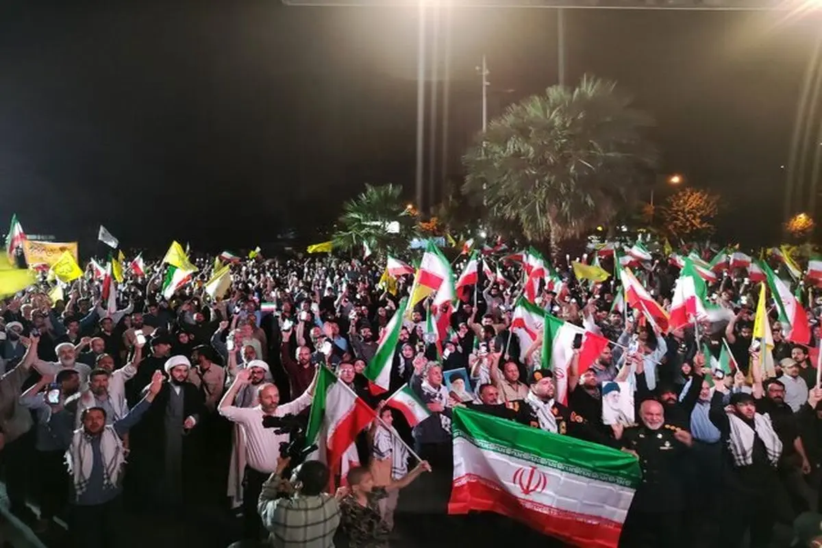 مردم در خیابانهای تهران برای حمایت از مدافعان کشور به خیابانها آمدند