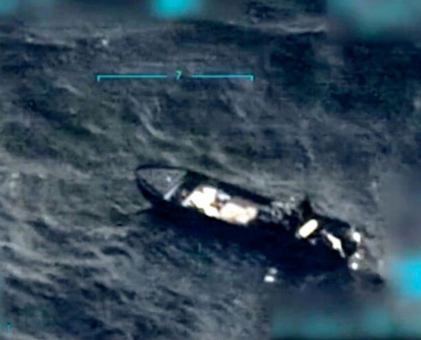 ارتش آمریکا به یک شناور در اقیانوس آرام حمله کرد