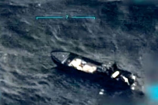 ارتش آمریکا به یک شناور در اقیانوس آرام حمله کرد