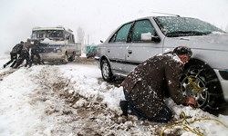 بارش برف در جاده چالوس/ رانندگان خودروهای خود را به زنجیر چرخ مجهز کنند