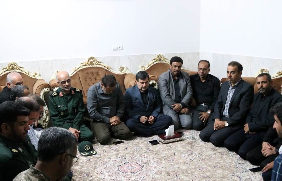 حضور استاندار هرمزگان در منزل شهید مدافع حرم خلیل تختی نژاد