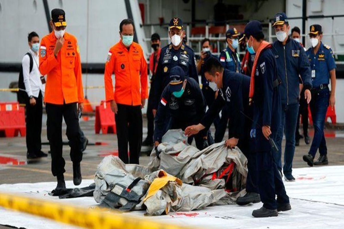 پیدا شدن بخش‌هایی از اجساد سرنشینان هواپیمای اندونزی در دریای جاوه