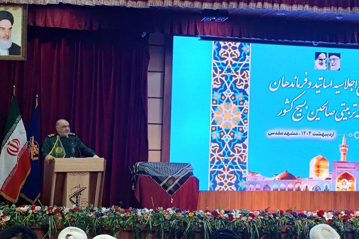 در برابر دشمن بر سر اصول خود می ایستیم
