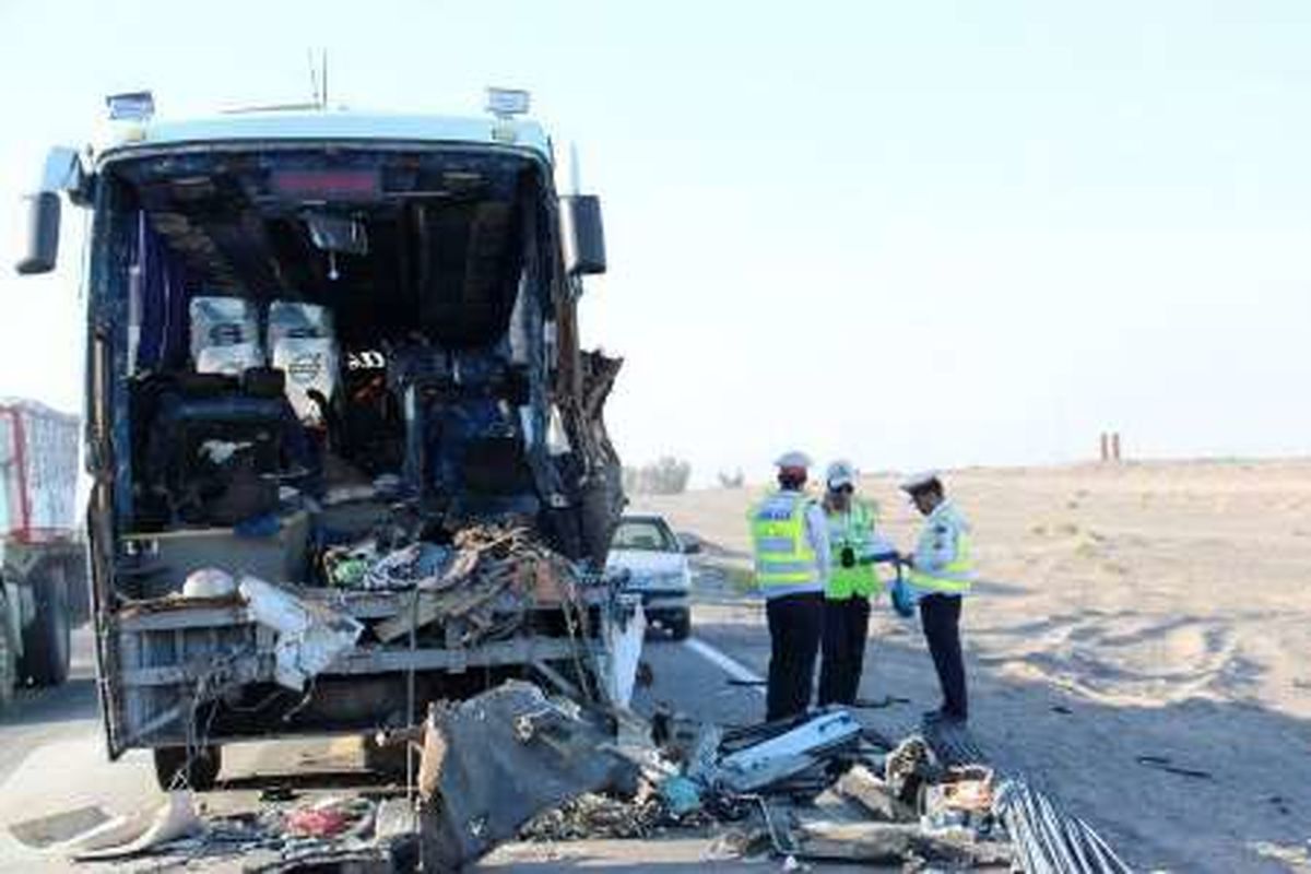 راننده اتوبوس و همسرش در دم فوت کردند/10 نفر مجروح به بیمارستان منتقل شدند