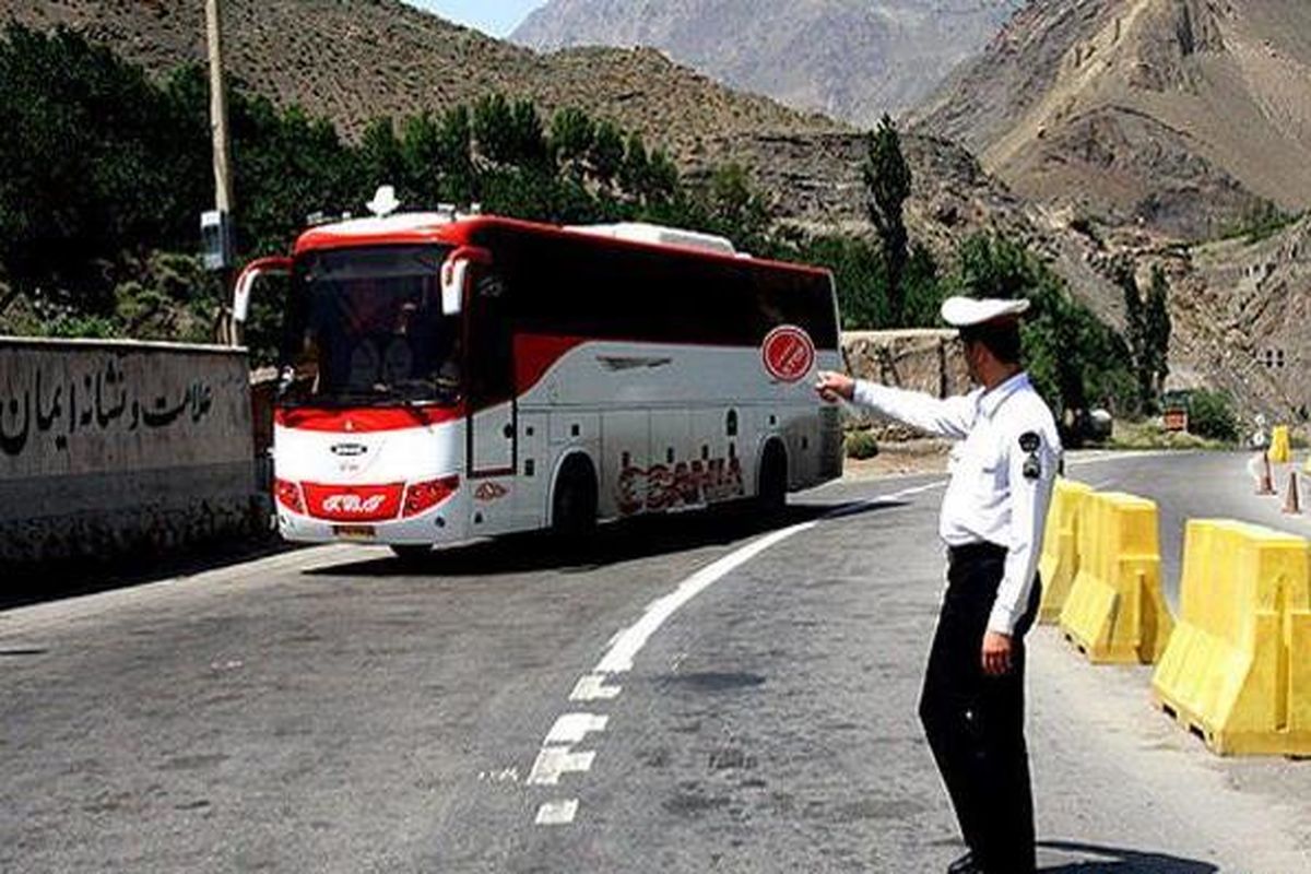 توقیف اتوبوس مسافربری با محموله میلیاردی کالای قاچاق در بوئین و میاندشت 