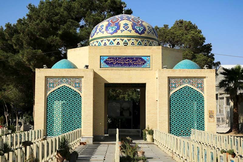 درب چله‌خانه‌های آرامستان تاریخی تخت فولاد به روی مردم باز شد