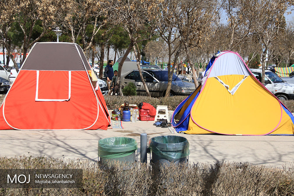 خارج کردن ۹۷ کپسول گاز پیک‌نیک از چادر مسافران نوروز در باغ فدک اصفهان