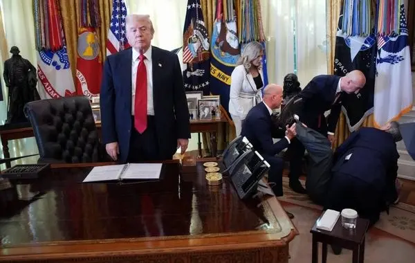 غش کردن یکی از مدیران اجرایی آمریکایی حین پخش زنده در اتاق ترامپ + فیلم