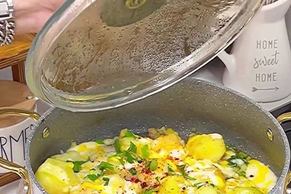 این غذای خوشمزه رو سه سوته برای شامت درست کن / طرز تهیه شام فوری با سیب زمینی + فیلم