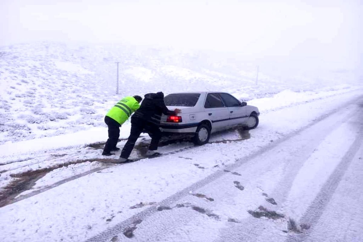 امداد رسانی به 1350 خودروی گرفتار در برف محورهای کوهستانی استان اصفهان 
