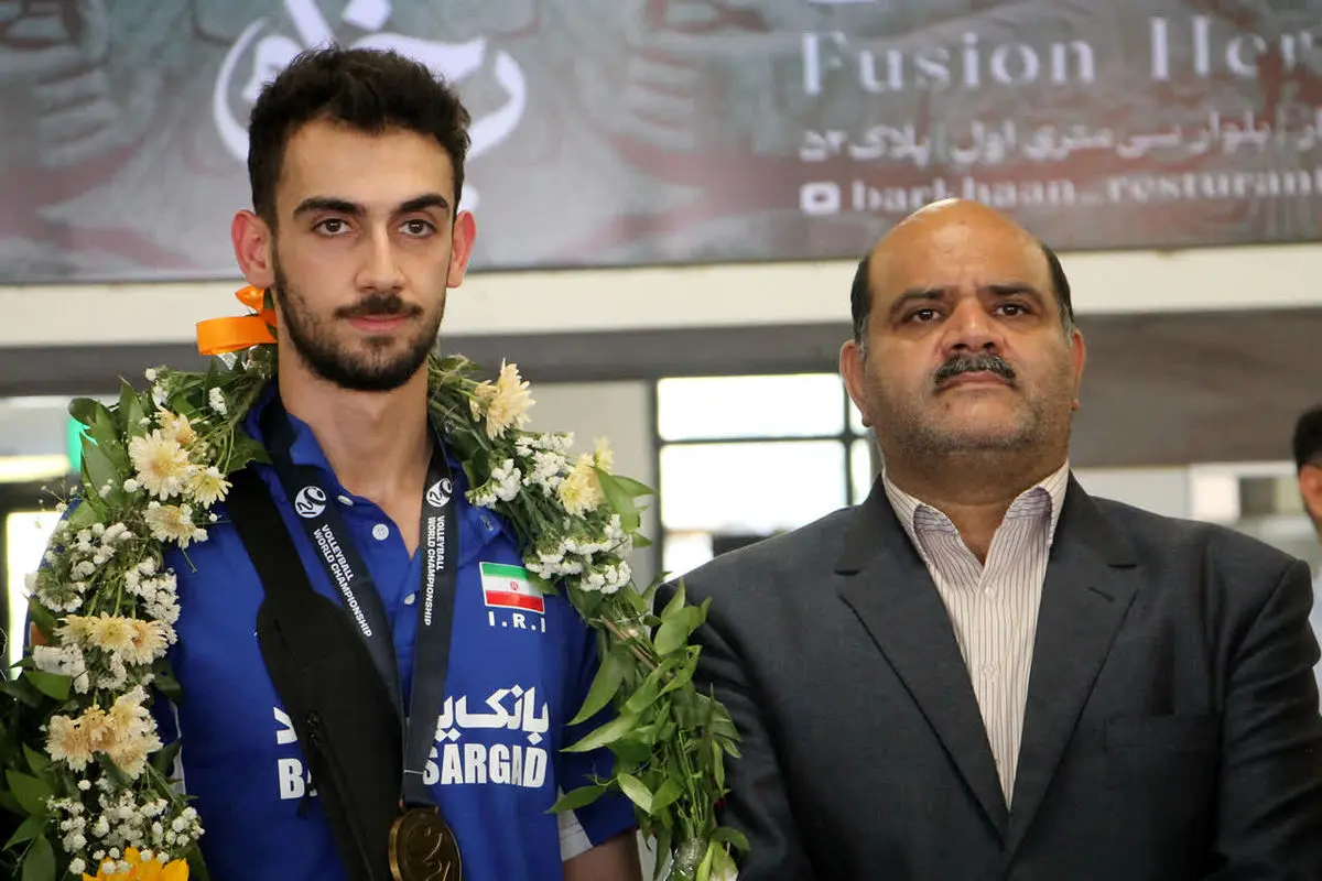 خودم را برای حضور در جمع بزرگان آماده می کنم