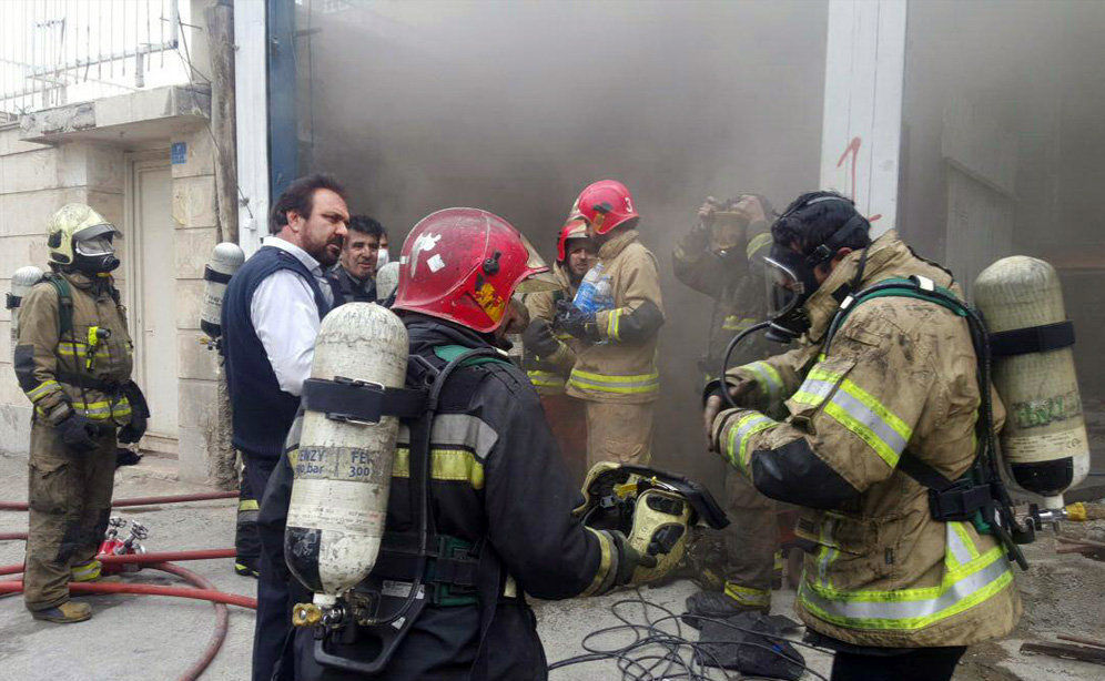 مهار شعله‌های آتش در کارگاه خیاطی/ 5 کارگر دچار سوختگی شدند