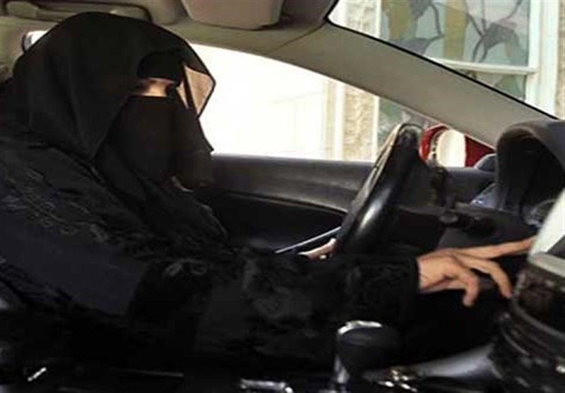 پلیس عربستان یک زن را به جرم رانندگی بازداشت کرد