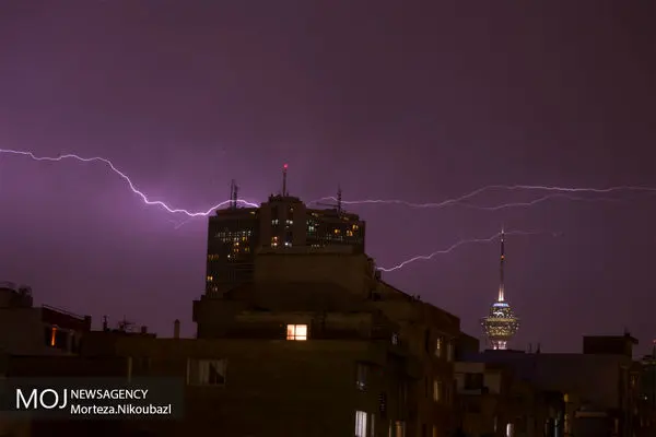 نیمه شمال غرب و تا شمال شرق کشور امروز رگبار و رعد و برق خواهند داشت