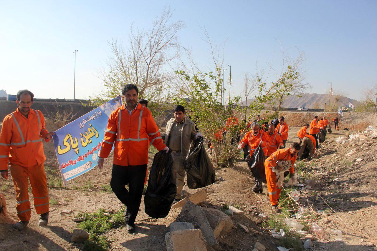 پاک سازی حاشیه کناری اتوبان ذوب آهن با حضور مسئولین ادارات فلاورجان