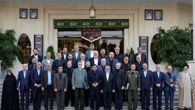 تبعیت از تدابیر امام خامنه ای، تنها راه نجات کشور است