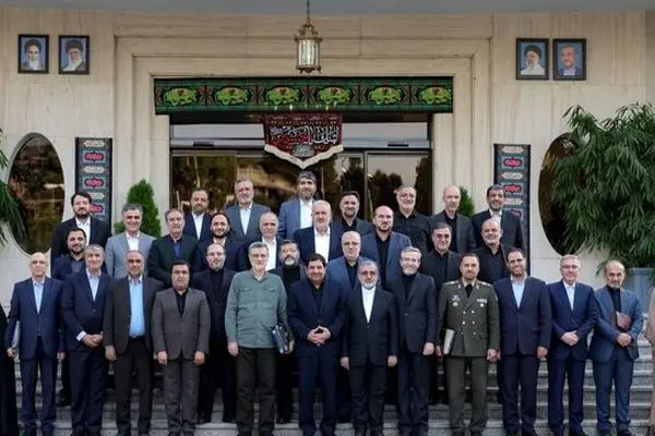 تبعیت از تدابیر امام خامنه ای، تنها راه نجات کشور است