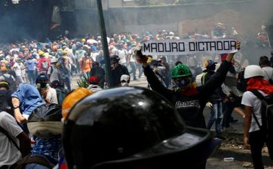 شب زنده‌داری حامیان رهبر محبوس اپوزیسیون ونزوئلا در مقابل زندان