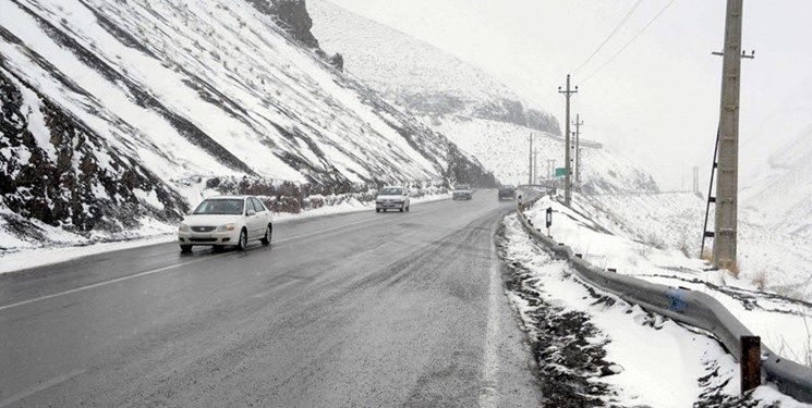 بارش برف و باران در محورهای شمالی/ ترافیک سنگین در بزرگراه ساوه- تهران