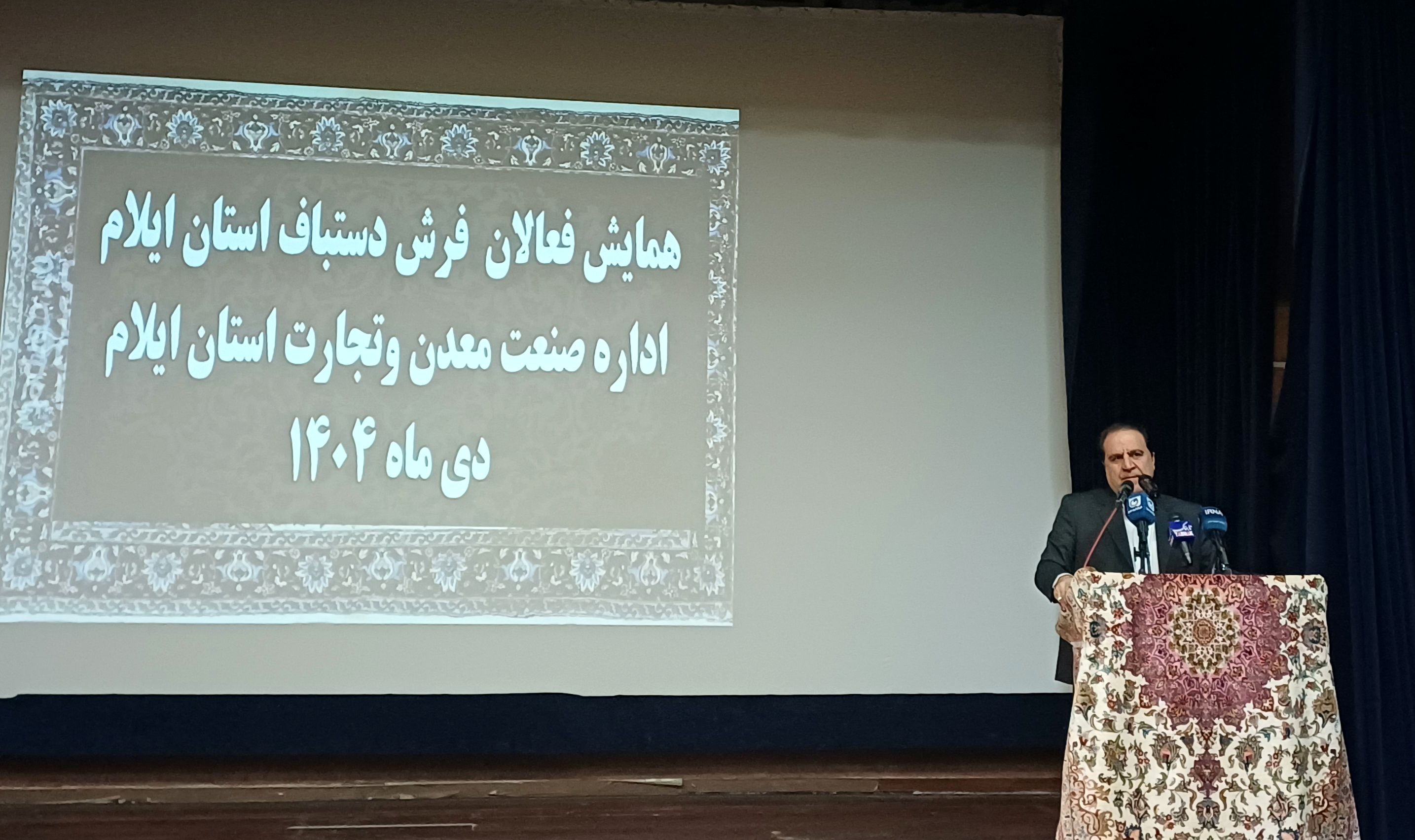 عزم استاندار ایلام برای احیای فرش دستباف، کمیته راهبری و حمایت همه‌جانبه از بافندگان تشکیل می شود