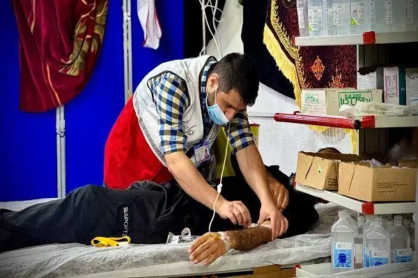 درمانگاه‌های هلال‌احمر در طریق الحسین به زائران خدمات امدادی ارائه می‌دهند