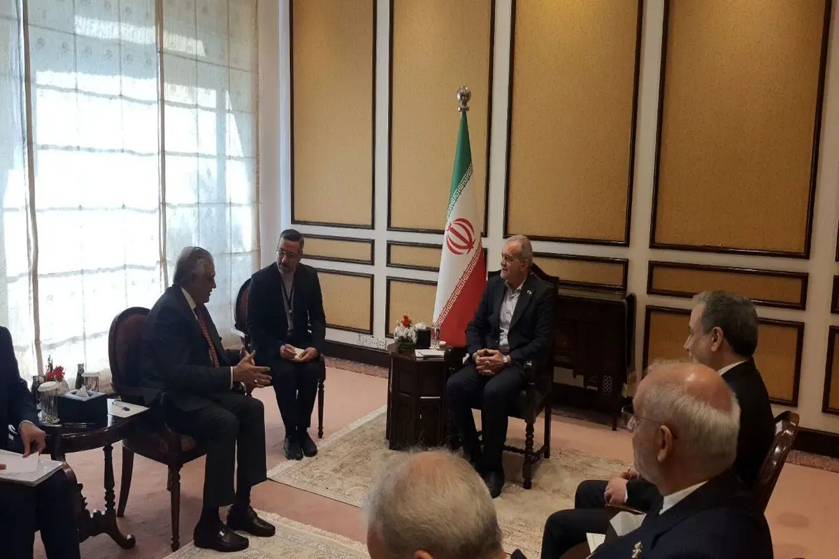 دیدار وزیر خارجه پاکستان با رئیسجمهور ایران در دومین روز سفر پزشکیان به اسلامآباد
