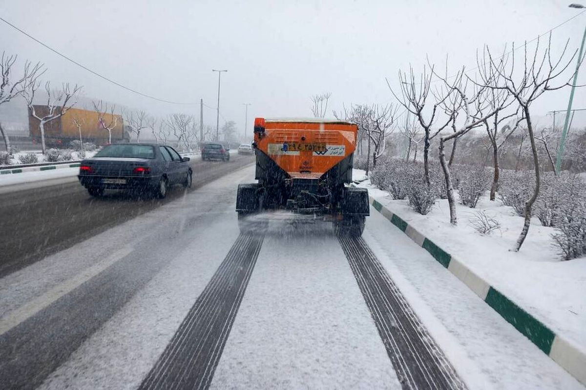 آماده باش 750 نفر از نیروهای خدمات شهری و فضای سبز منطقه 2 برای برف فردا/ شهروندان از تردد غیرضروری خودداری کنند